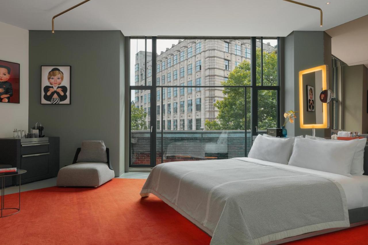 Hotel W Ámsterdam Exterior foto A bedroom at the Standard East Village