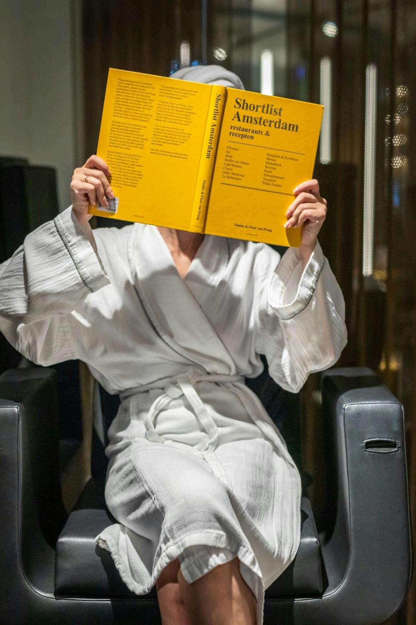 Hotel W Ámsterdam Exterior foto A woman wearing a bathrobe
