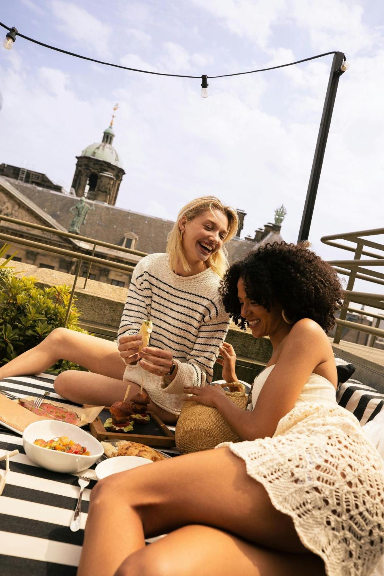 Hotel W Ámsterdam Exterior foto Two women laughing together
