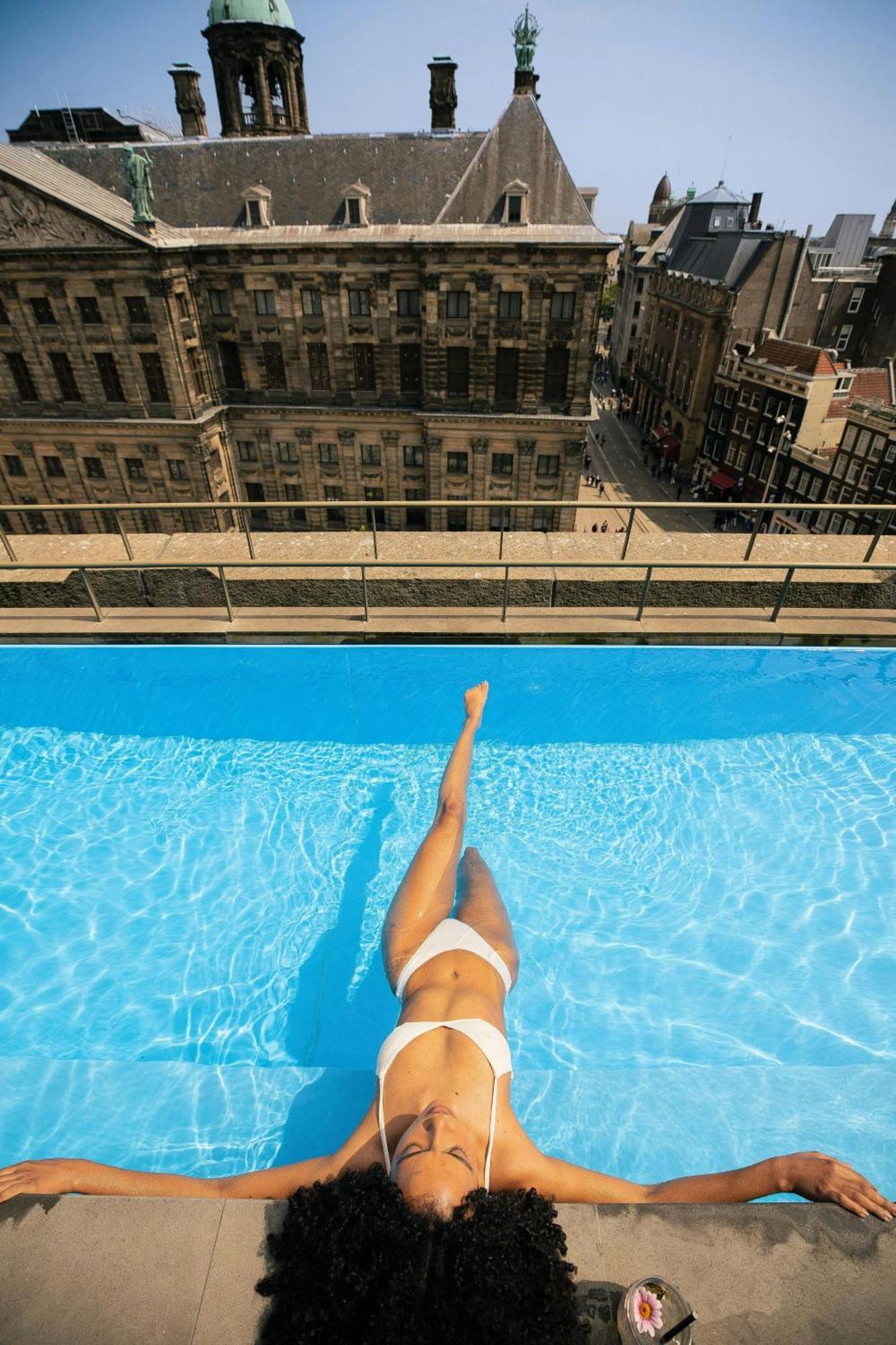 Hotel W Ámsterdam Exterior foto The rooftop pool at the Standard East Village