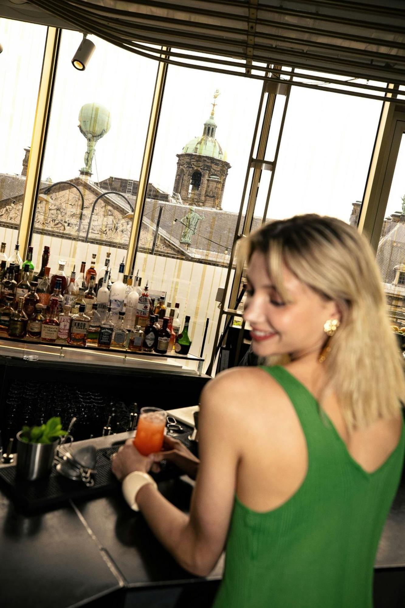 Hotel W Ámsterdam Exterior foto A woman drinking a cocktail